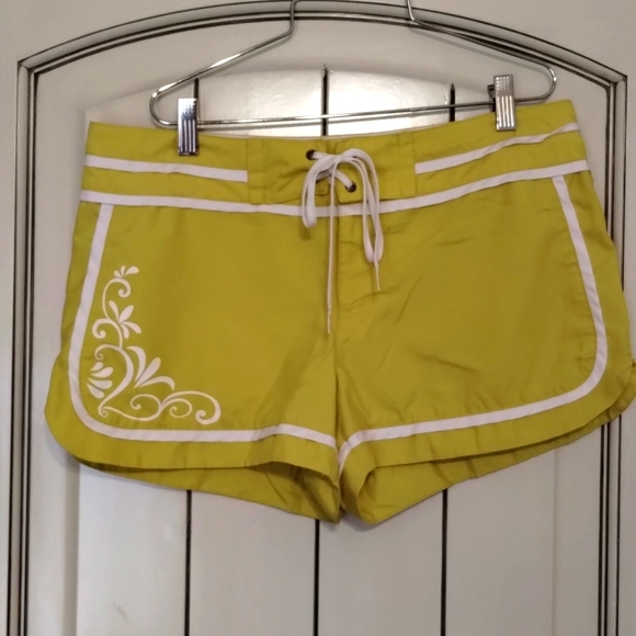Athleta Pants - Athleta Neo Board Shorts Yellow/White Trim with Flower Size 8